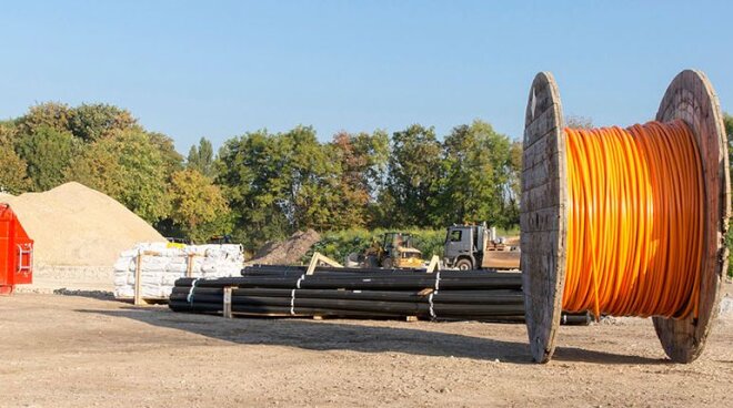 Rolle mit Glasfaserkabel auf einer Baustelle